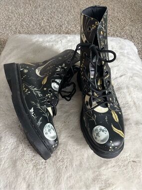 Celestial Moon & Feather Lace-Up Black Ankle Boots Rogue +Woolf nwt 7.5 witch